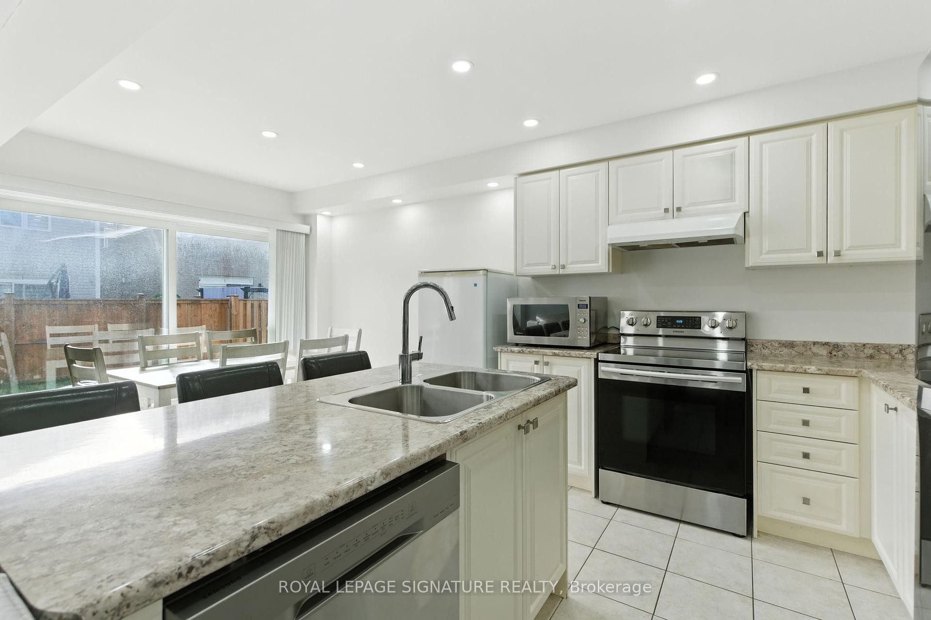 16 Froggy Drive, Thorold, ON - Indoor Photo Showing Kitchen With Stainless Steel Kitchen With Double Sink With Upgraded Kitchen