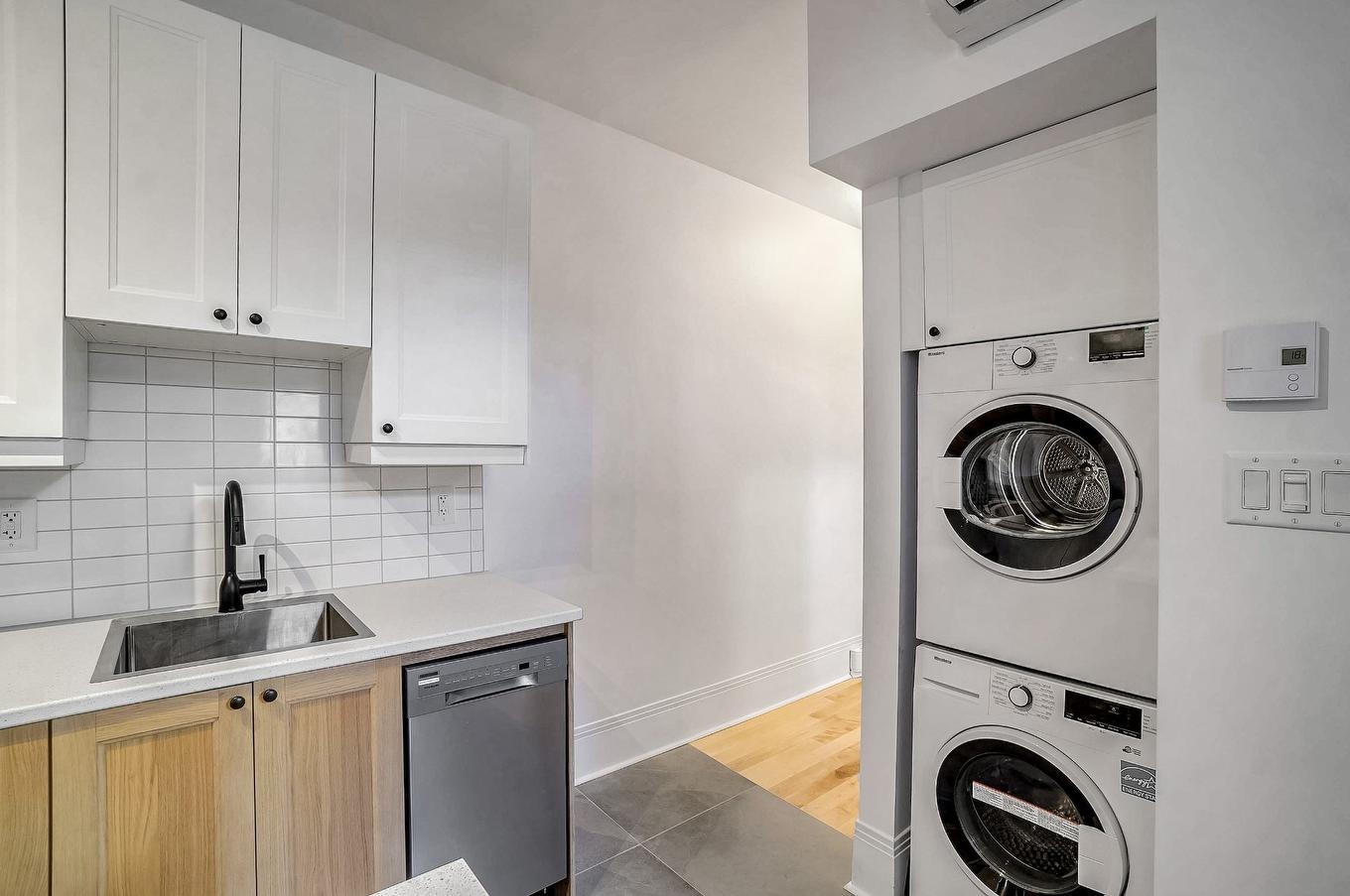 Cuisine - 5025 Rue Fabre, Montréal (Le Plateau-Mont-Royal), QC - Indoor Photo Showing Laundry Room