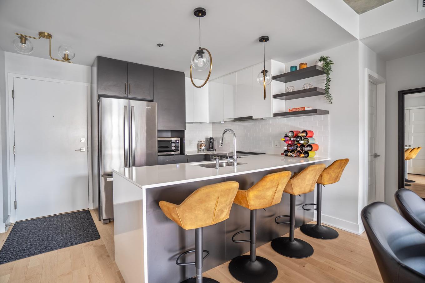 Cuisine - 210-7275 Rue D'Abancourt, Montréal (Saint-Léonard), QC - Indoor Photo Showing Kitchen With Upgraded Kitchen