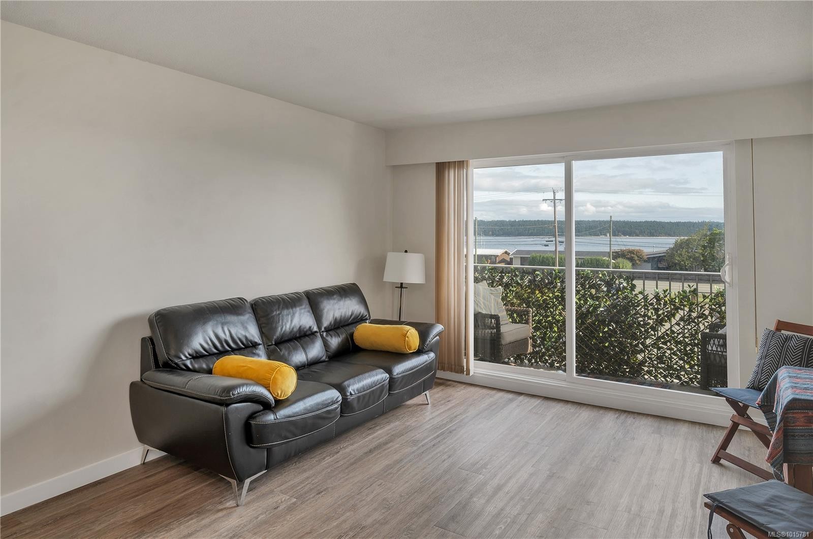 26-940 Island Hwy South, Campbell River, BC - Indoor Photo Showing Living Room