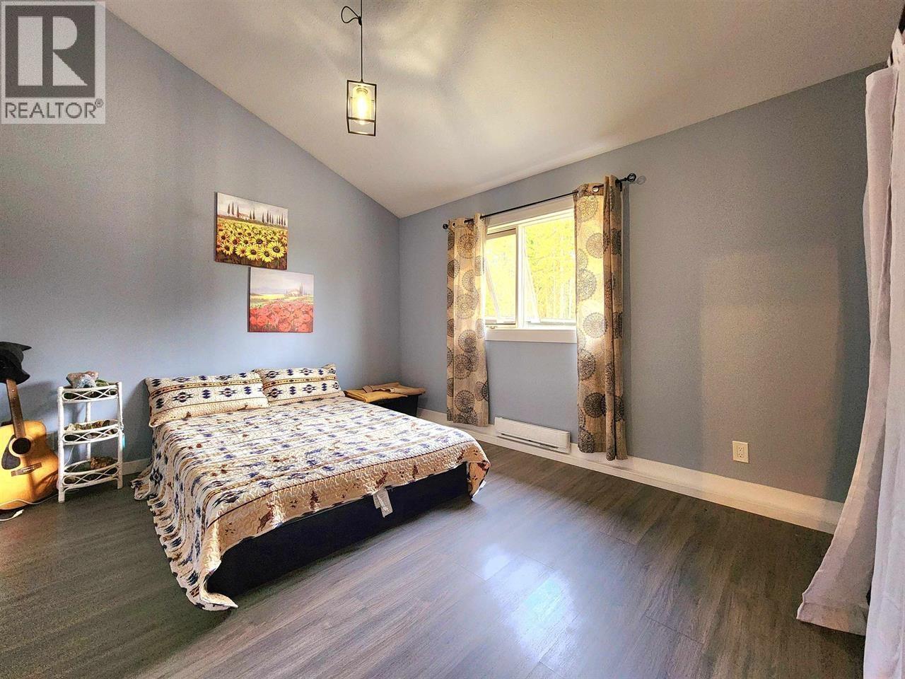 6847 Fawn Lk Ac01 Road, Lone Butte, BC - Indoor Photo Showing Bedroom