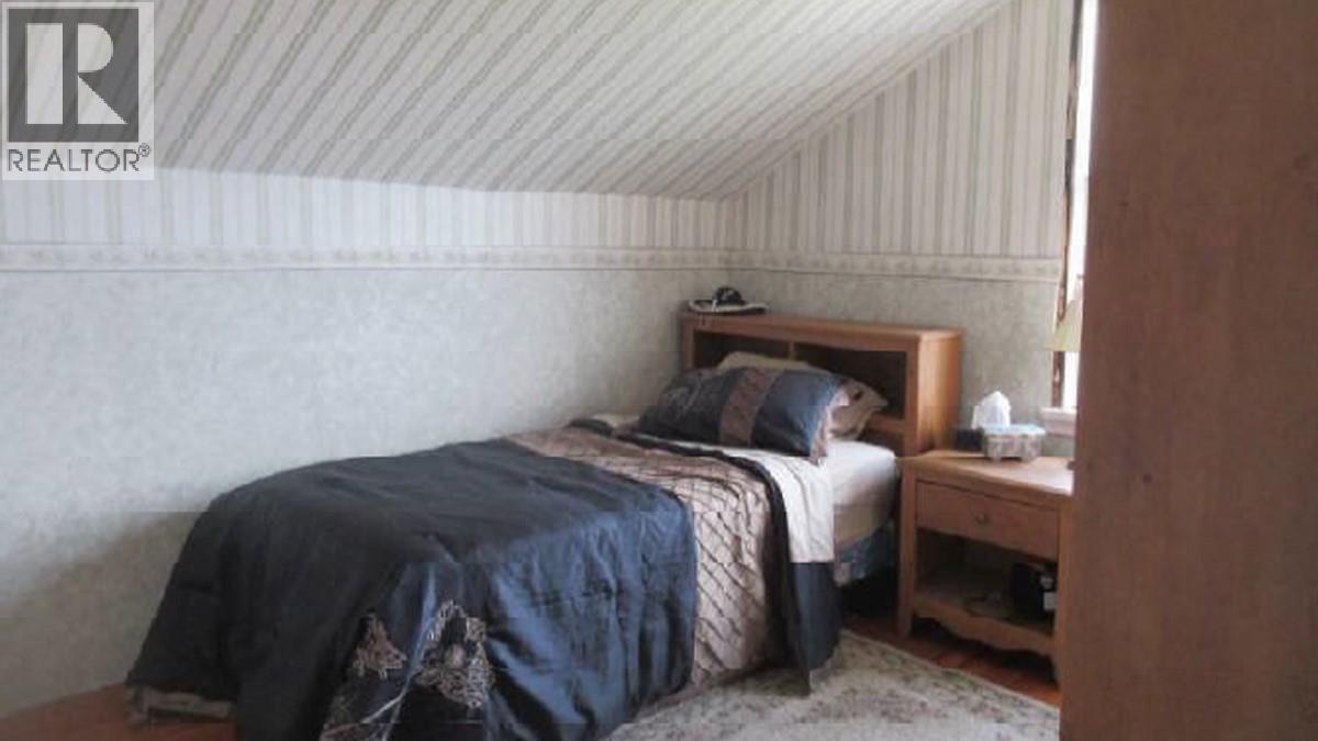 13606 Cooke Avenue, Summerland, BC - Indoor Photo Showing Bedroom