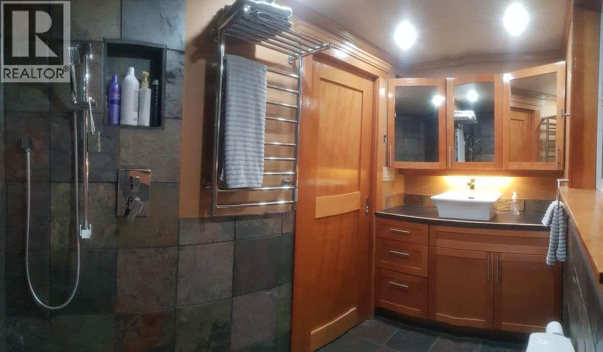 13606 Cooke Avenue, Summerland, BC - Indoor Photo Showing Bathroom