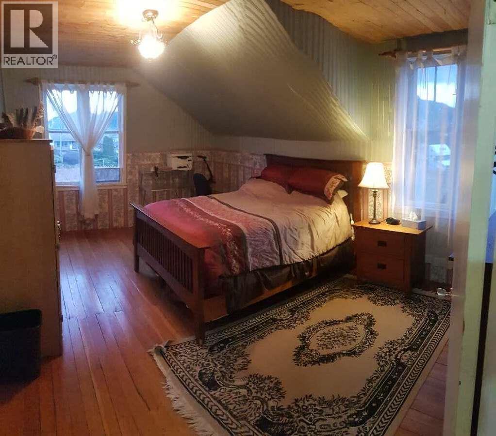 13606 Cooke Avenue, Summerland, BC - Indoor Photo Showing Bedroom