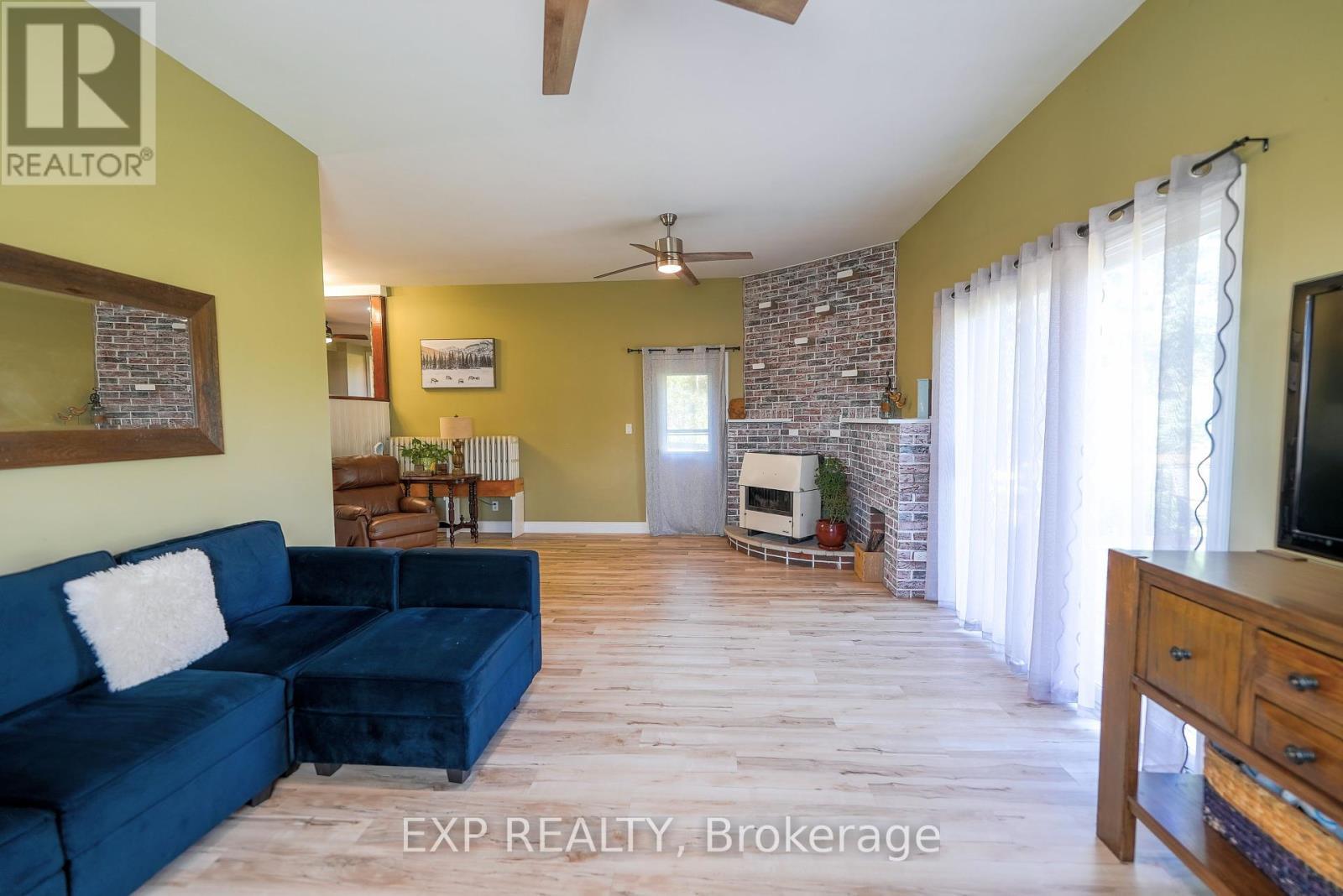 940 Hutchinson Road, Haldimand, ON - Indoor Photo Showing Living Room With Fireplace
