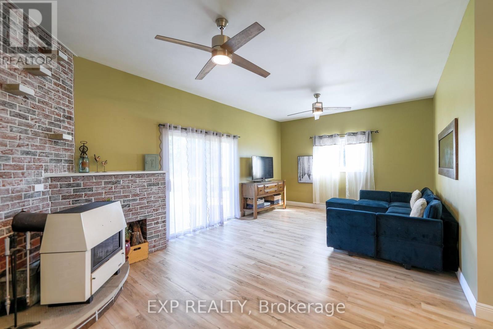 940 Hutchinson Road, Haldimand, ON - Indoor Photo Showing Living Room