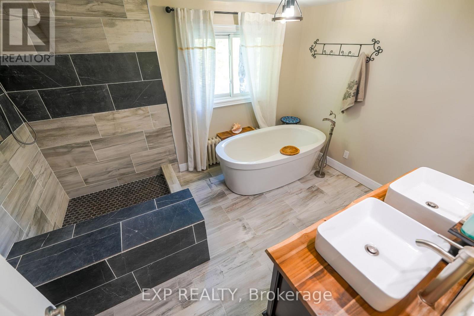940 Hutchinson Road, Haldimand, ON - Indoor Photo Showing Bathroom