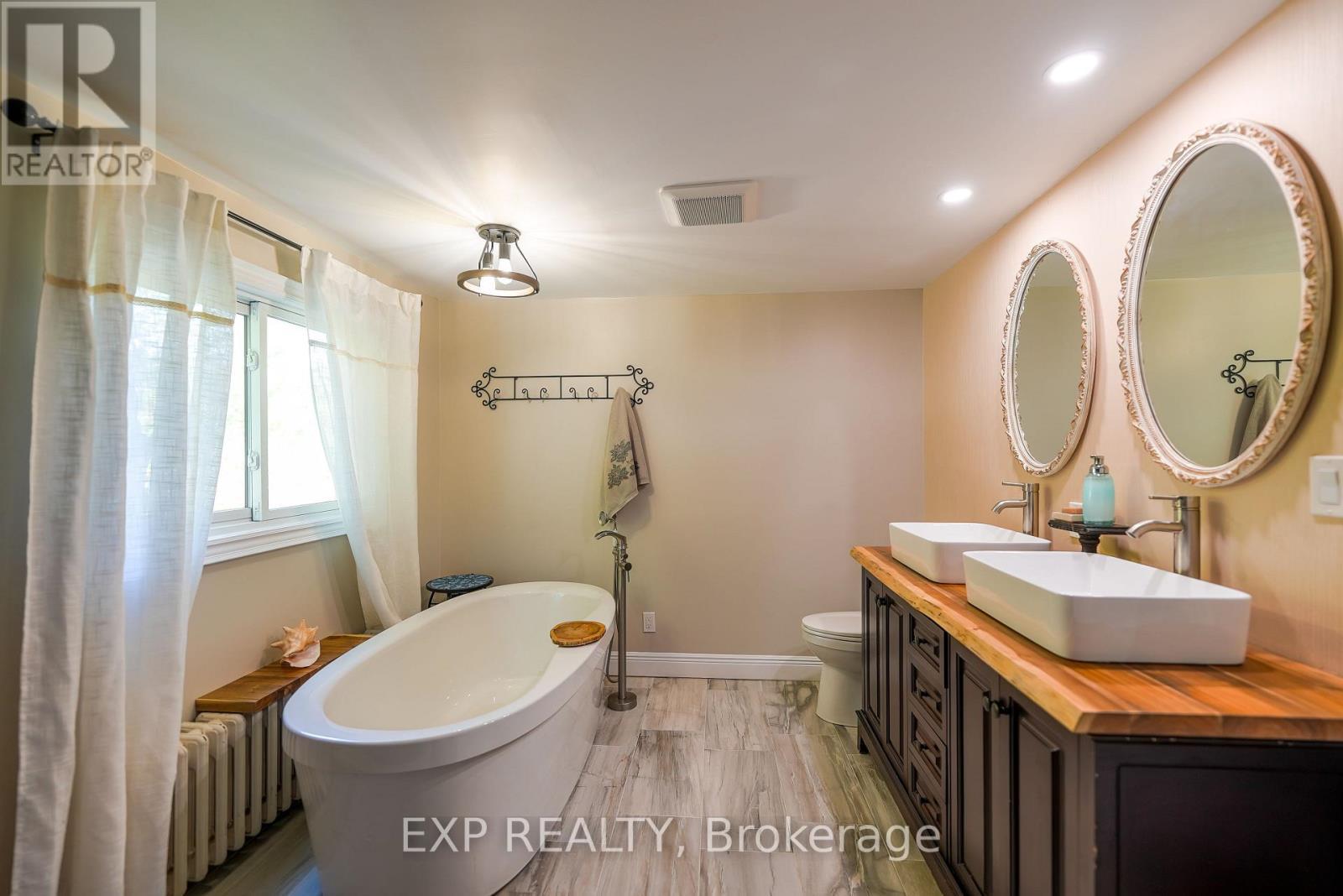 940 Hutchinson Road, Haldimand, ON - Indoor Photo Showing Bathroom