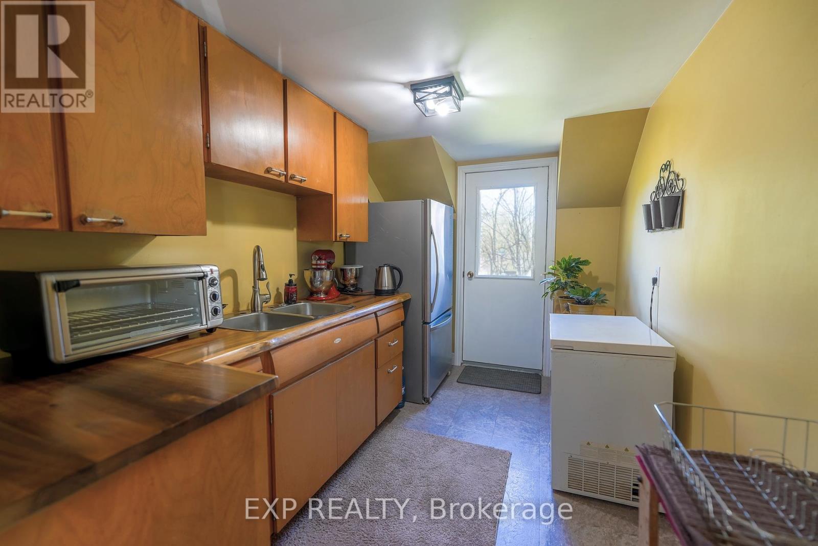 940 Hutchinson Road, Haldimand, ON - Indoor Photo Showing Kitchen With Double Sink
