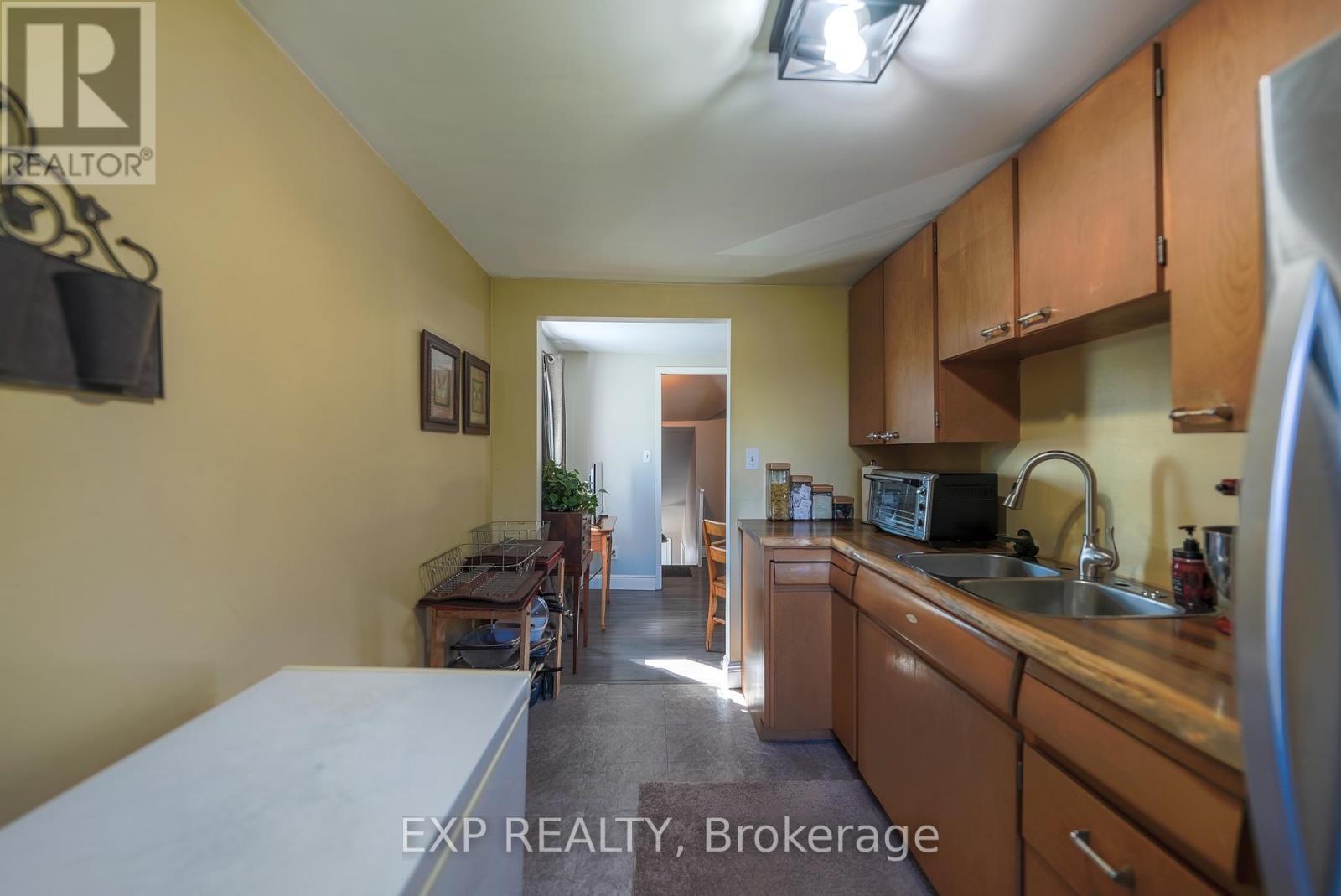 940 Hutchinson Road, Haldimand, ON - Indoor Photo Showing Kitchen With Double Sink