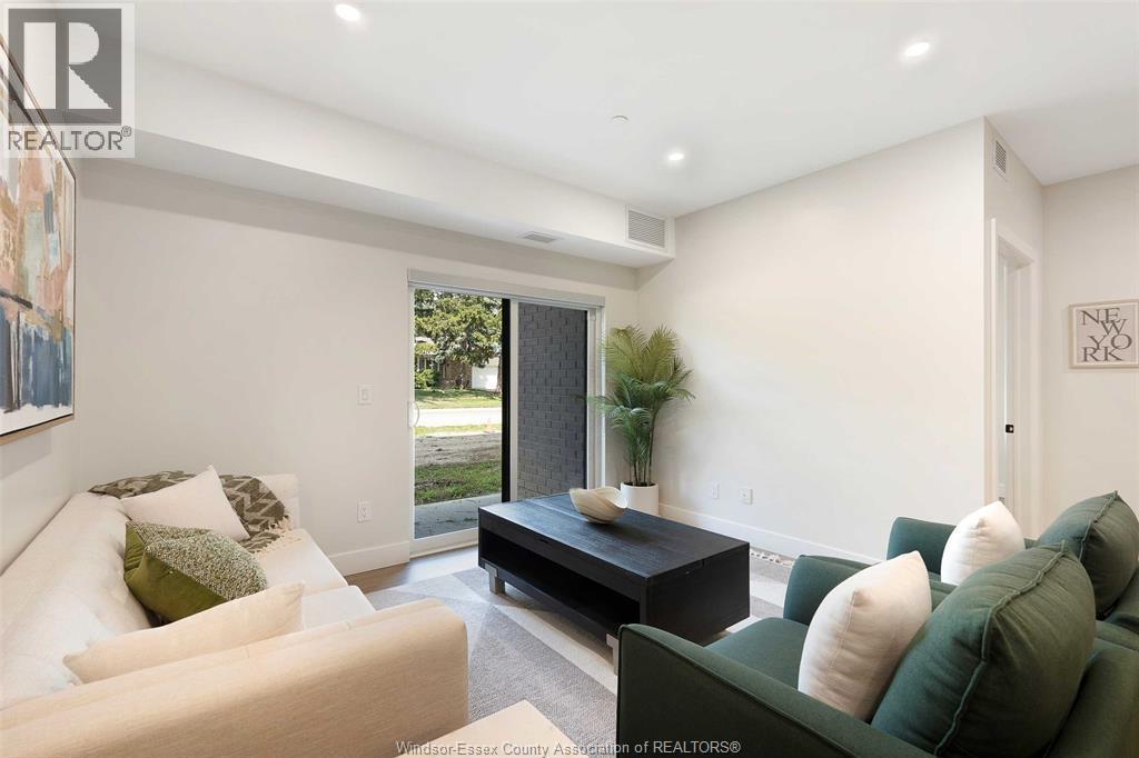 755 Grand Marais Unit# 101, Windsor, ON - Indoor Photo Showing Living Room