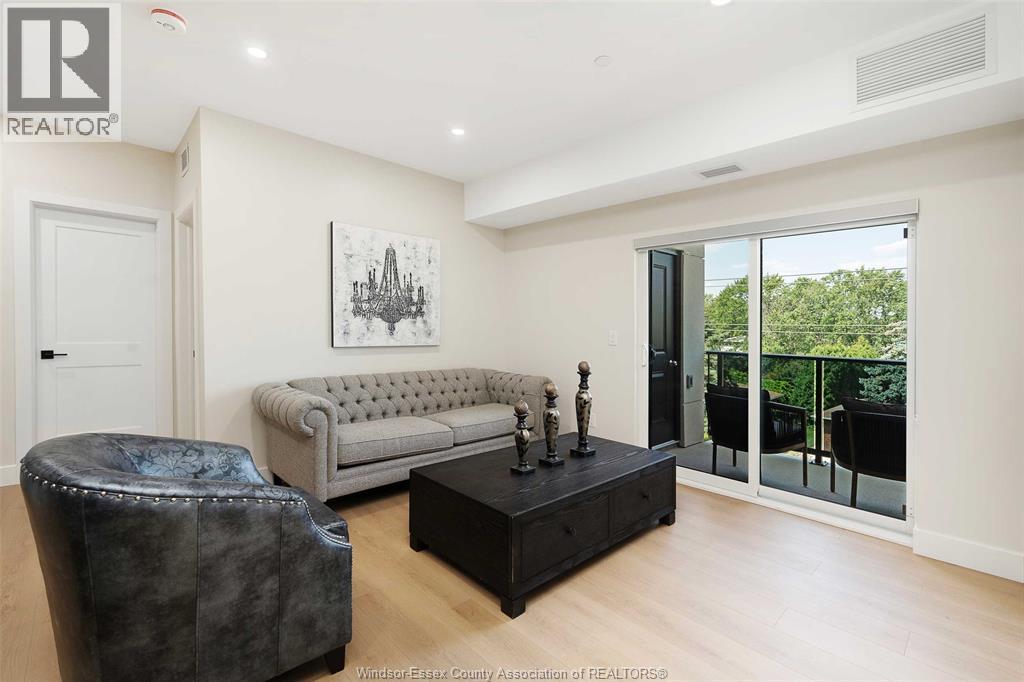 755 Grand Marais Unit# 101, Windsor, ON - Indoor Photo Showing Living Room