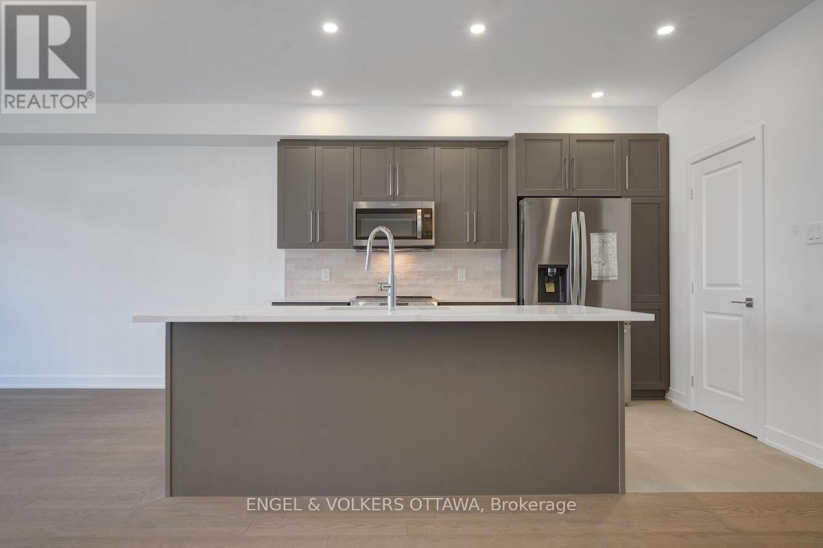 95 San Felice Circle, Ottawa, ON - Indoor Photo Showing Kitchen With Upgraded Kitchen