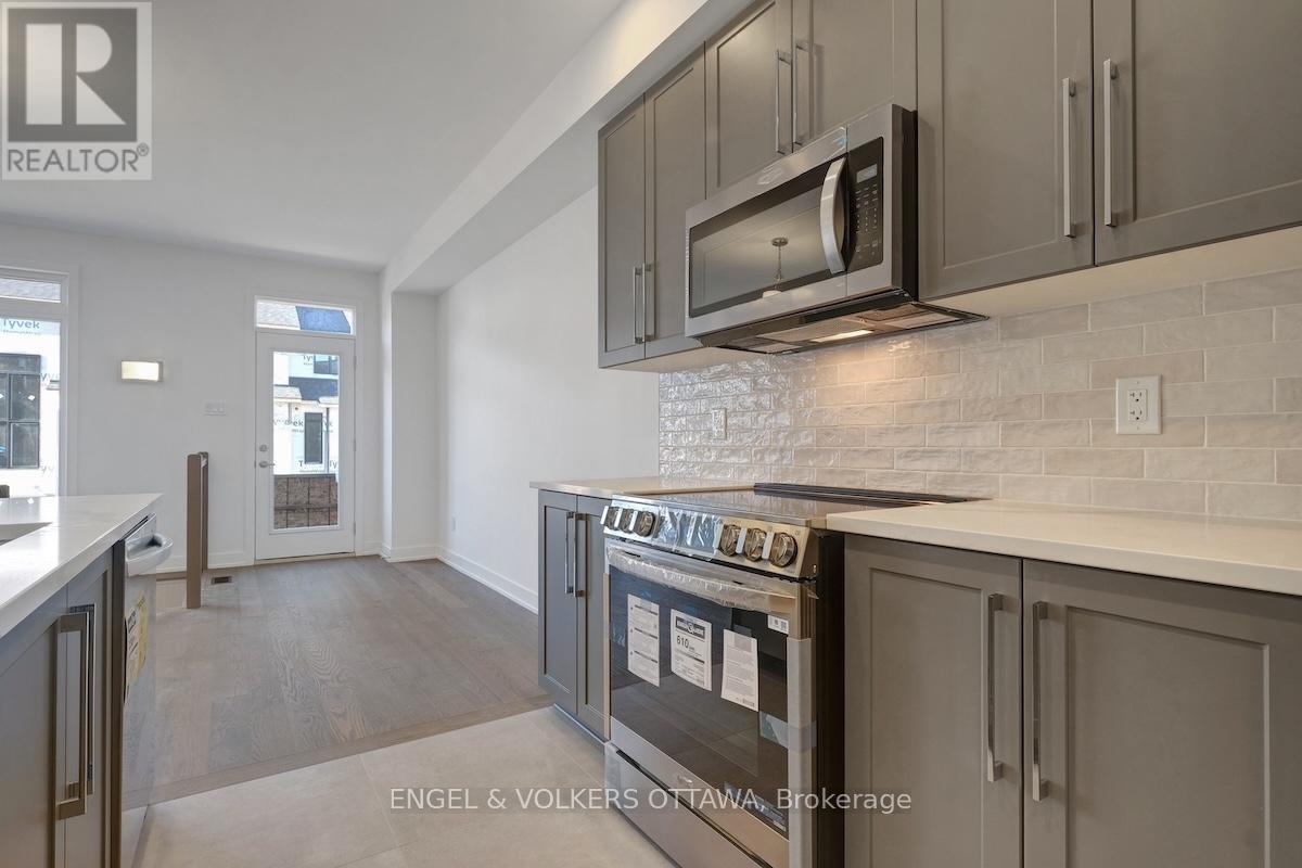 95 San Felice Circle, Ottawa, ON - Indoor Photo Showing Kitchen With Upgraded Kitchen