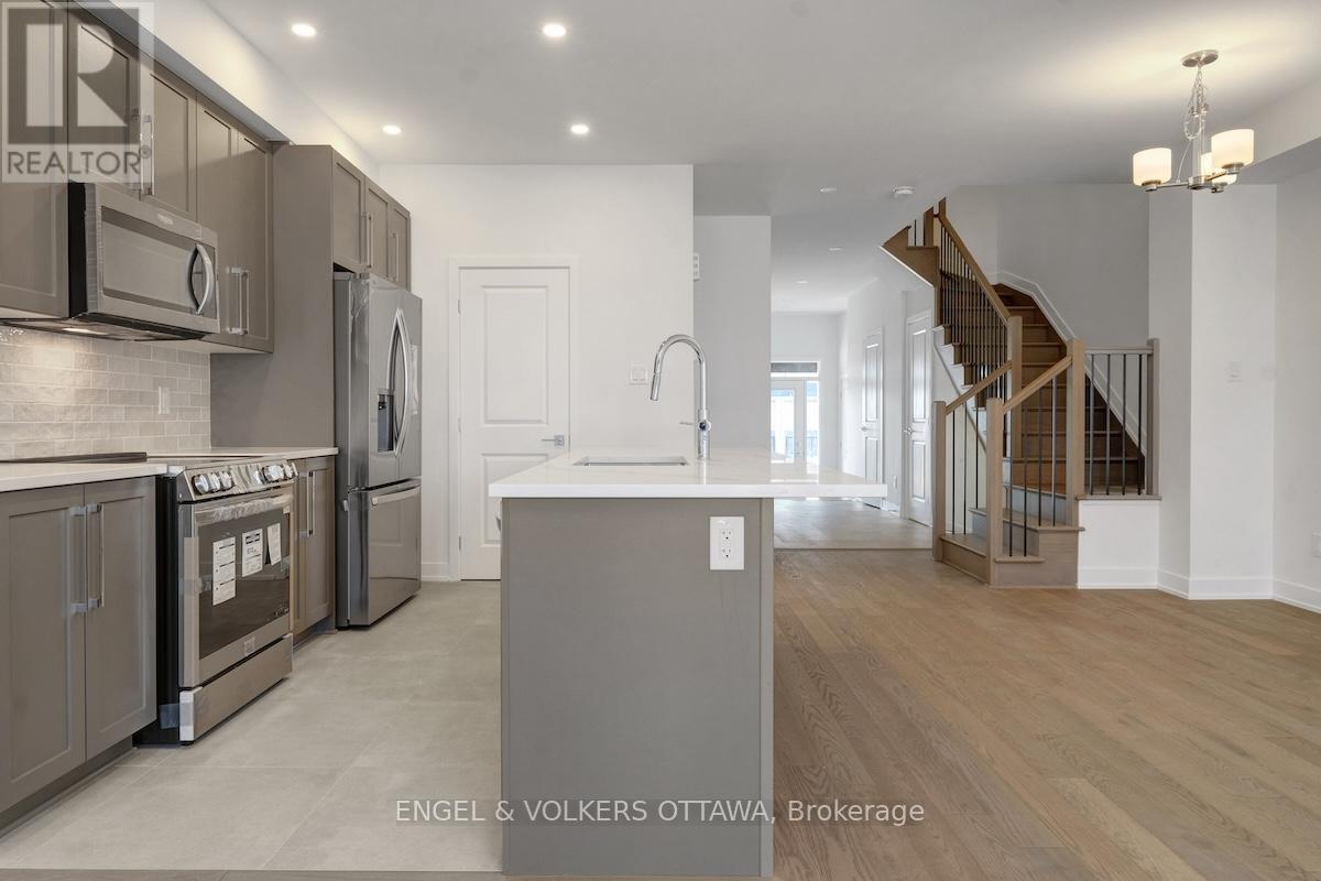 95 San Felice Circle, Ottawa, ON - Indoor Photo Showing Kitchen With Upgraded Kitchen