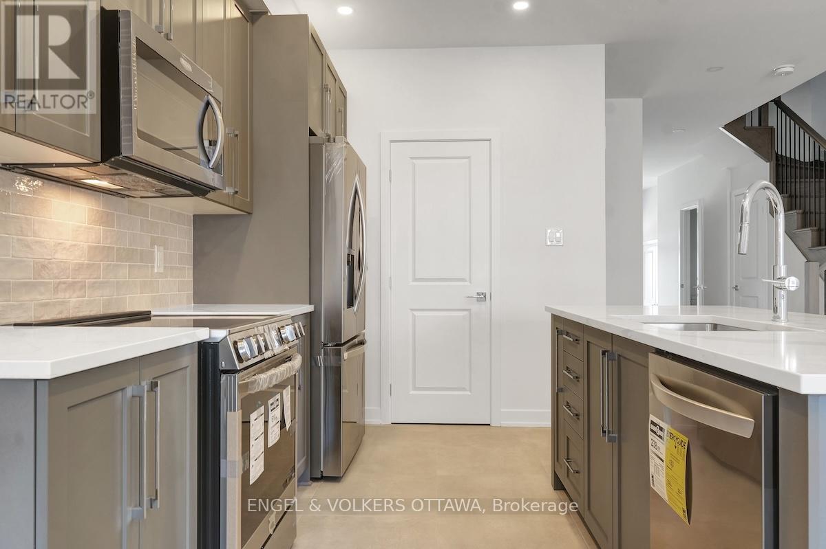 95 San Felice Circle, Ottawa, ON - Indoor Photo Showing Kitchen