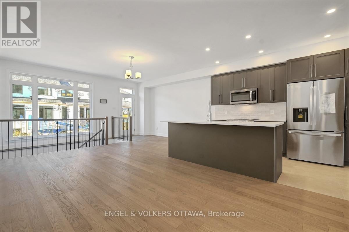95 San Felice Circle, Ottawa, ON - Indoor Photo Showing Kitchen With Upgraded Kitchen