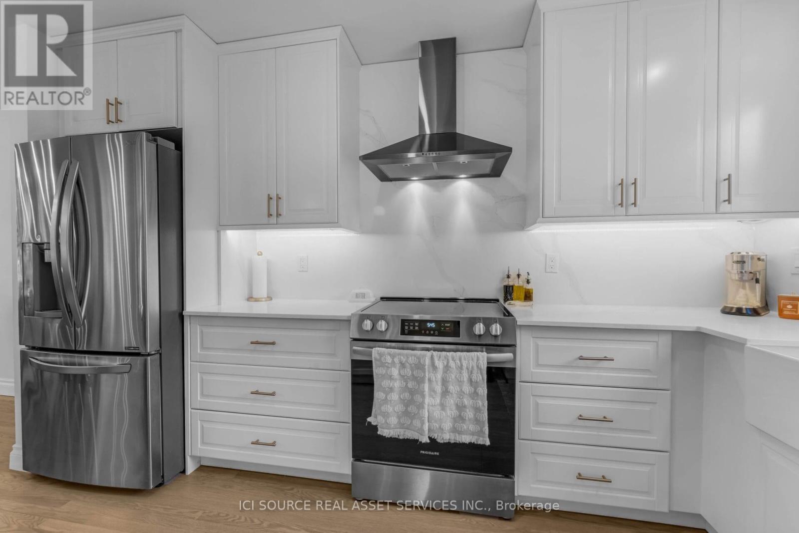 2958 Southmore Drive E, Ottawa, ON - Indoor Photo Showing Kitchen With Upgraded Kitchen