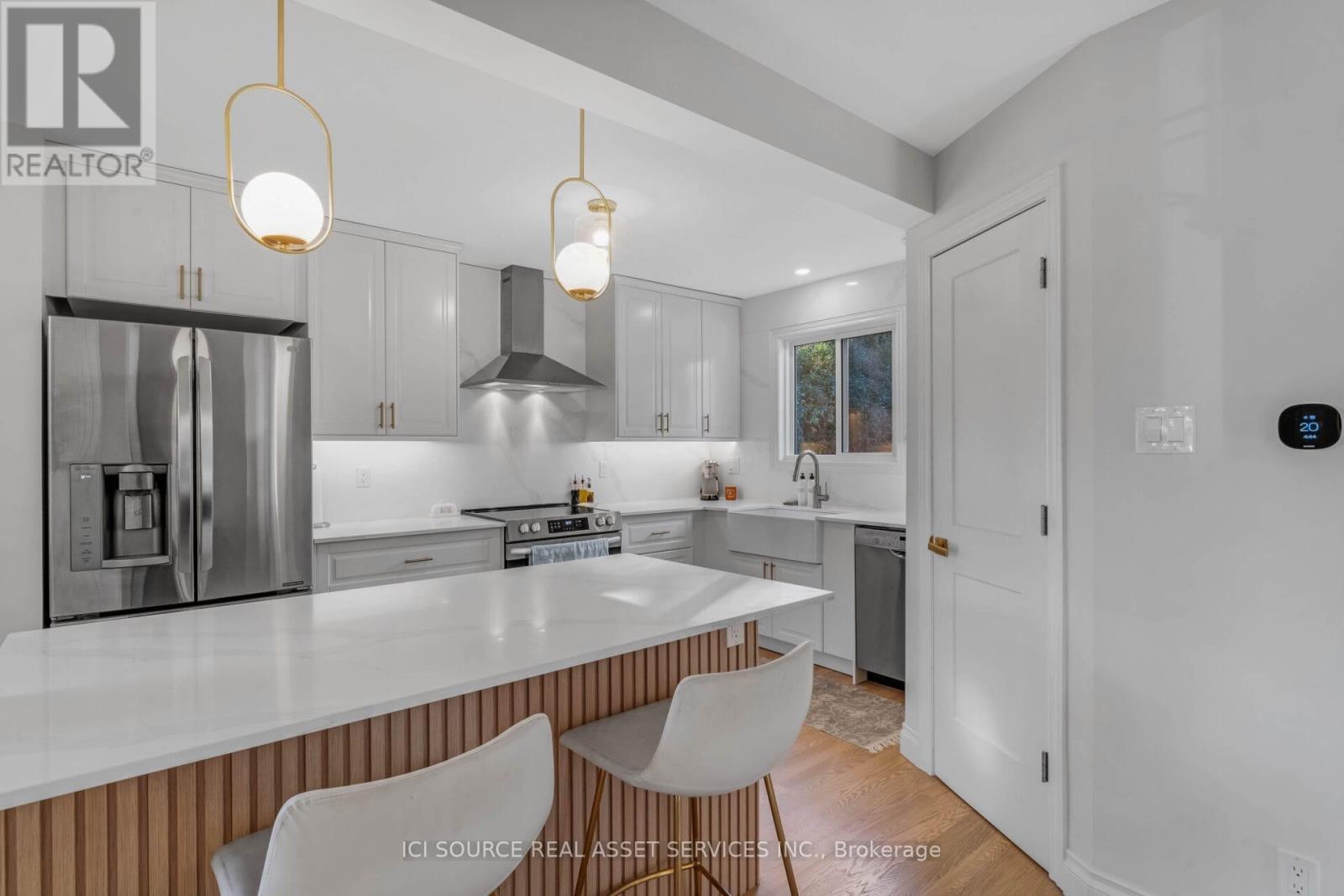 2958 Southmore Drive E, Ottawa, ON - Indoor Photo Showing Kitchen With Upgraded Kitchen