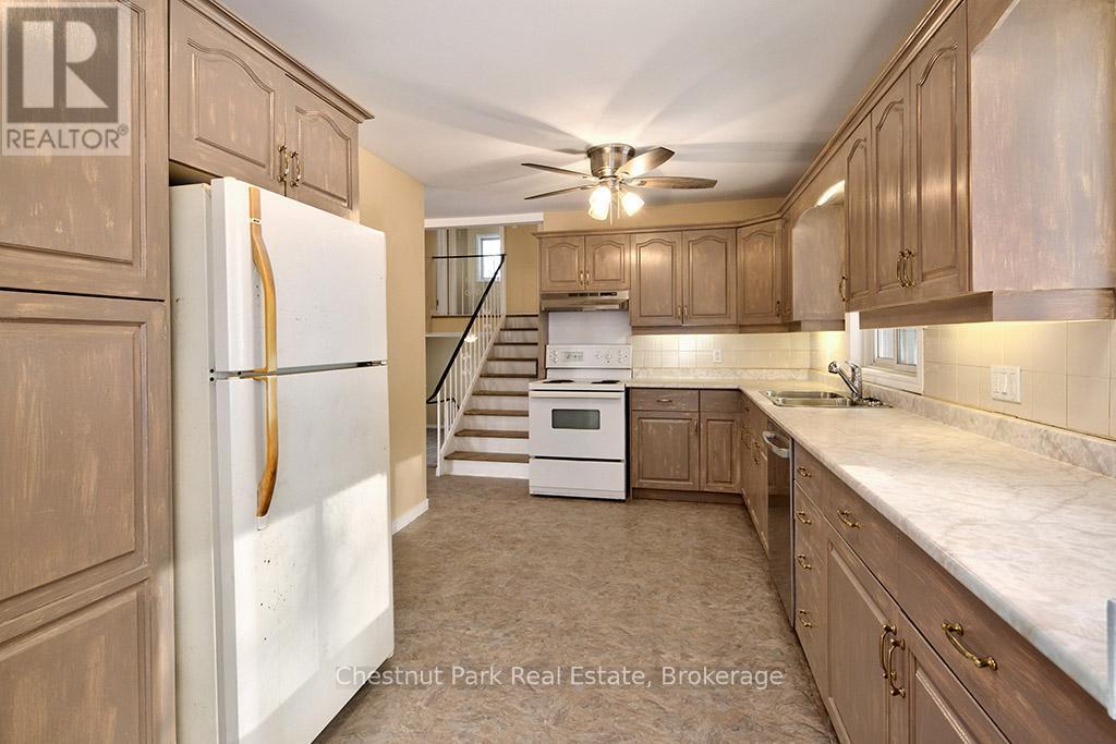 207070 Highway 26, Meaford, ON - Indoor Photo Showing Kitchen With Double Sink