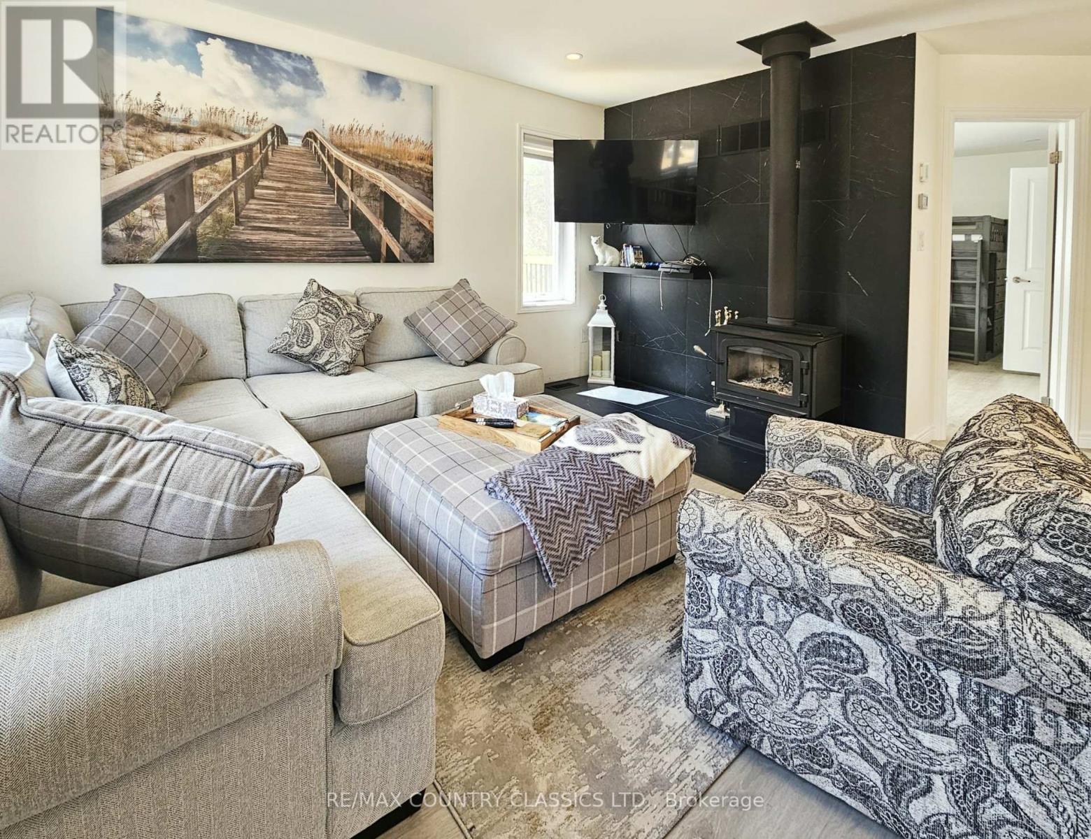 237 Grunwald Road, Madawaska Valley, ON - Indoor Photo Showing Living Room