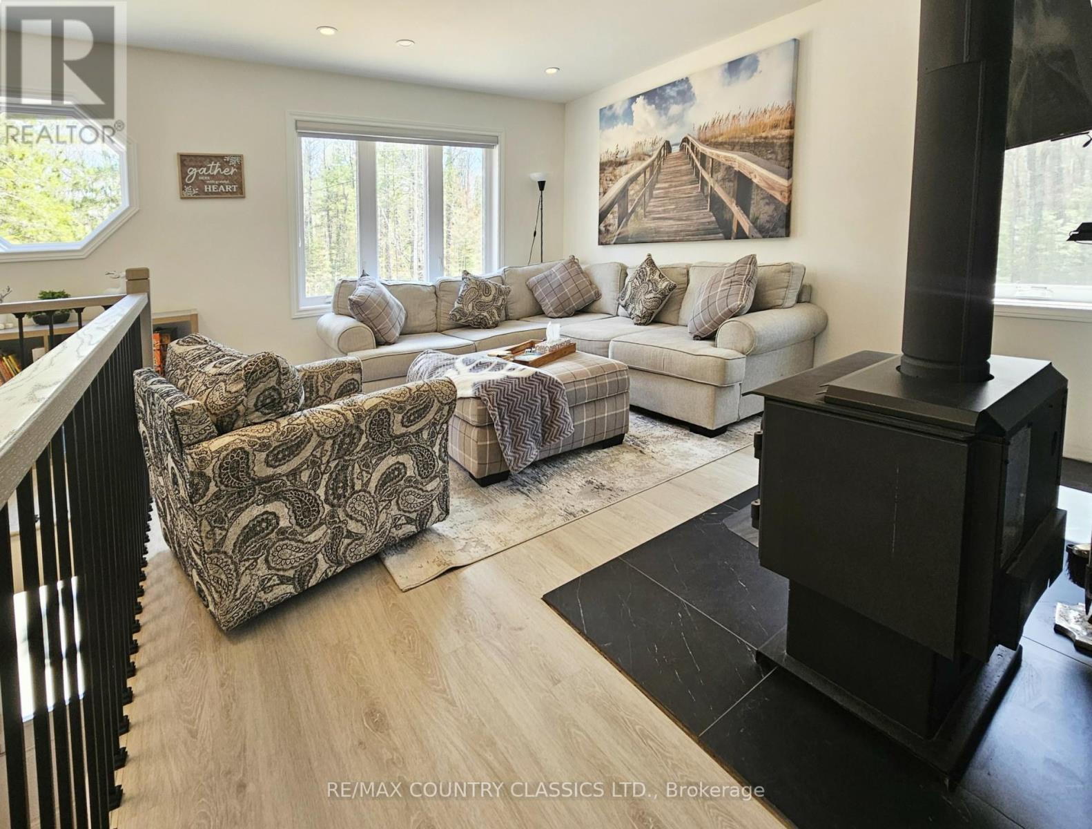 237 Grunwald Road, Madawaska Valley, ON - Indoor Photo Showing Living Room