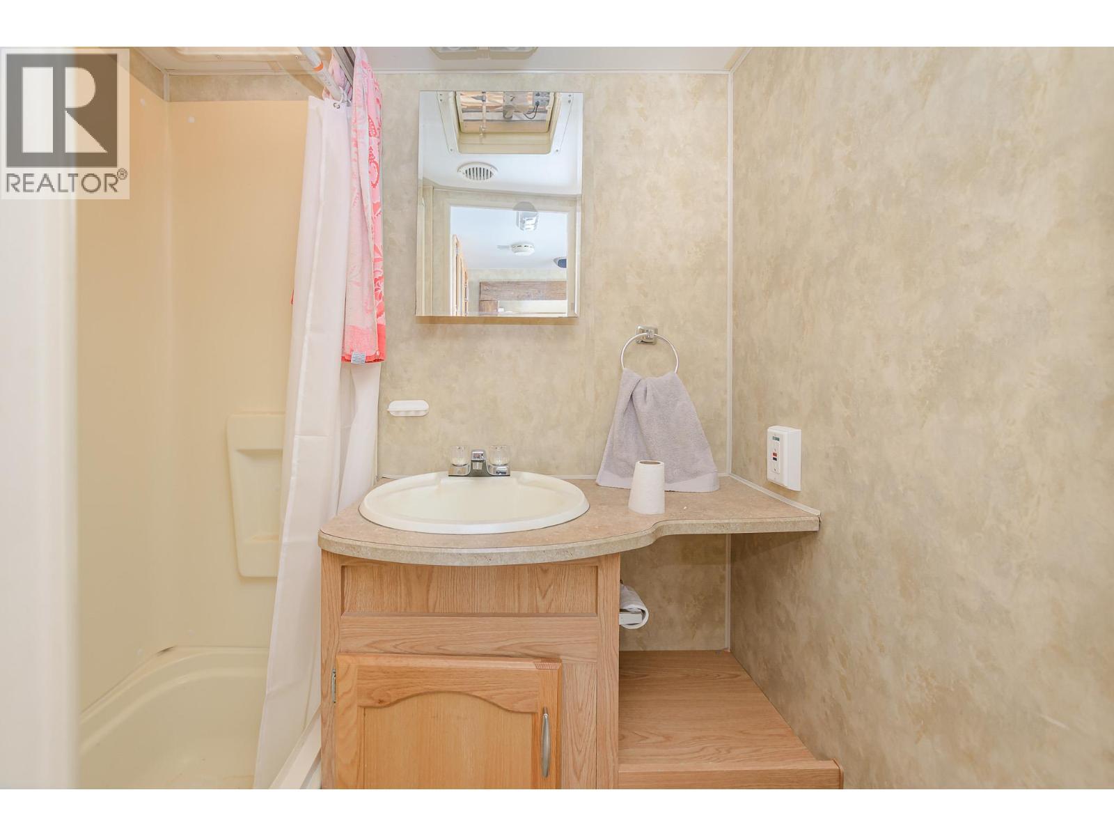 1 Robson Road, Mara, BC