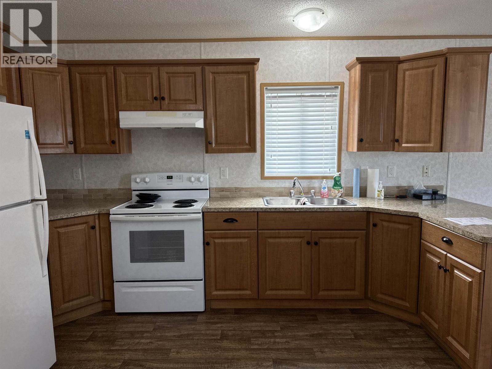 19 2377 Larch Avenue, Quesnel, BC - Indoor Photo Showing Kitchen With Double Sink