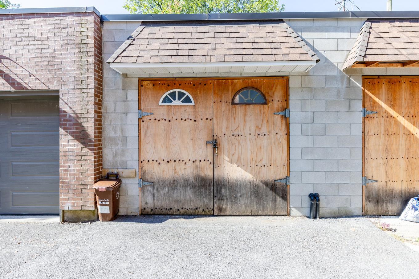 Garage - 2260 Av. Wilson, Montréal (Côte-Des-Neiges/Notre-Dame-De-Grâce), QC - Outdoor With Exterior