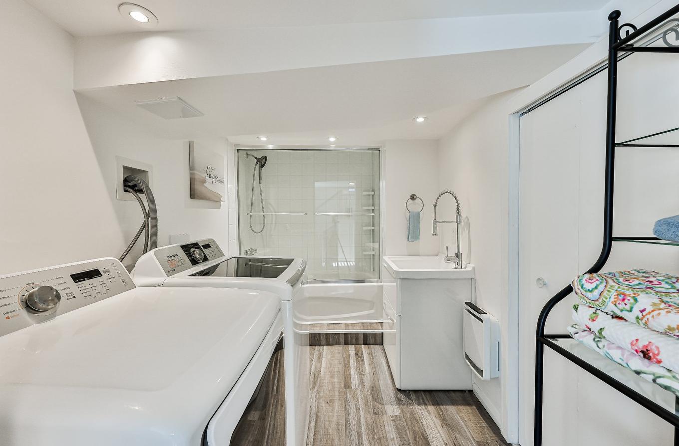 Salle de bains - 466 Rue Lamontagne, Mascouche, QC - Indoor Photo Showing Laundry Room