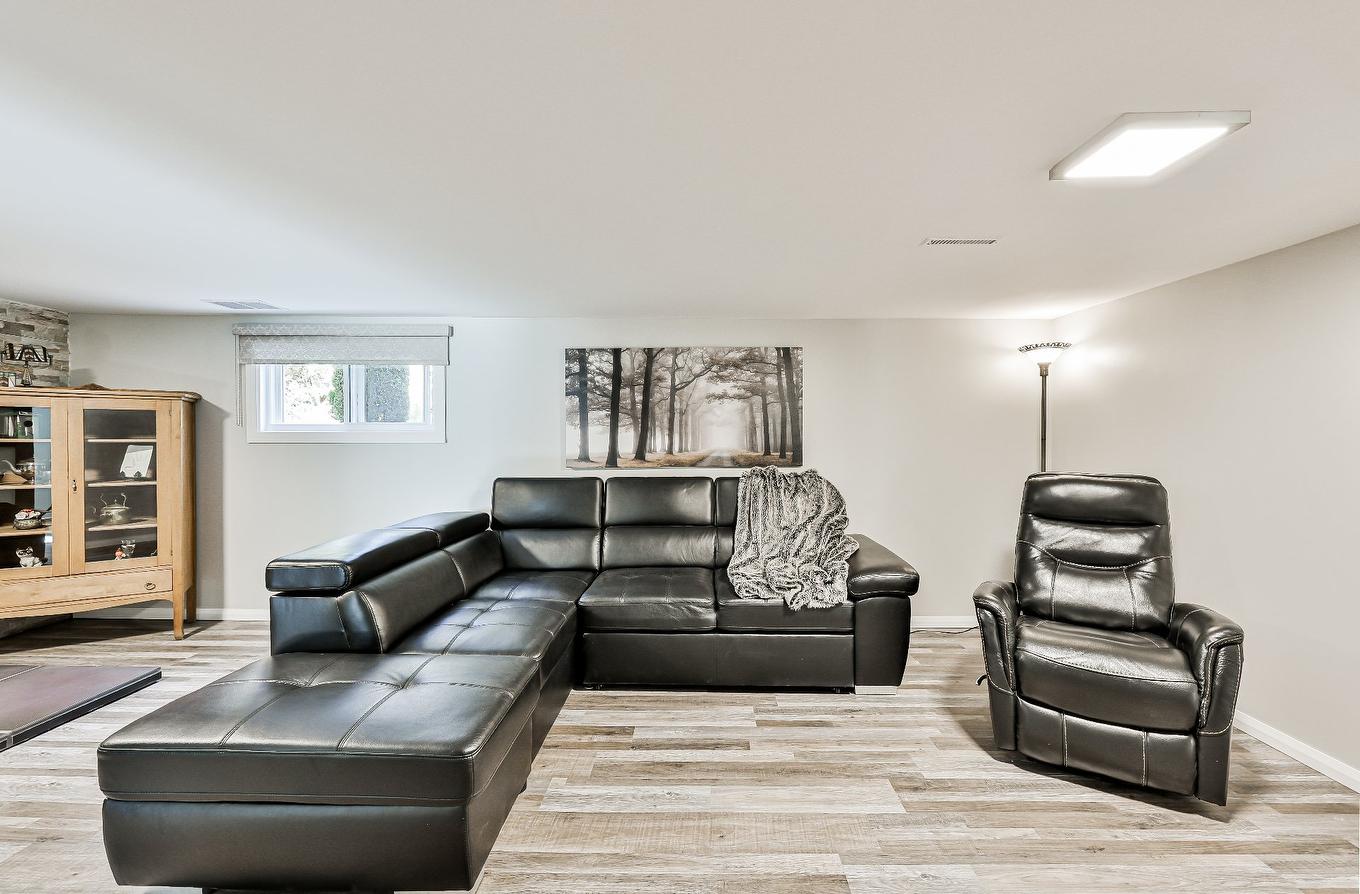 Salle familiale - 466 Rue Lamontagne, Mascouche, QC - Indoor Photo Showing Living Room