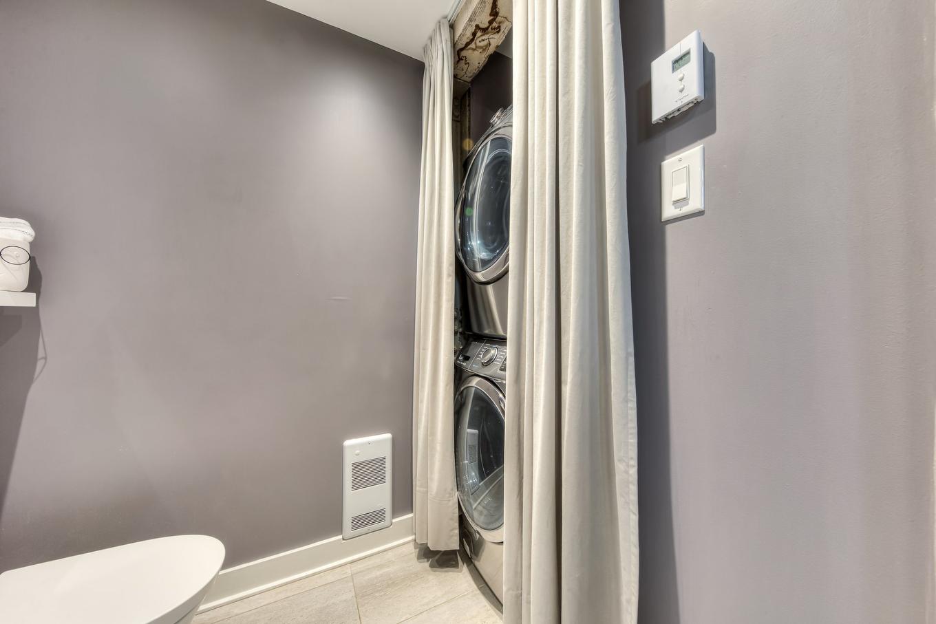 Powder room - 304-20 Rue St-Paul O., Montréal (Ville-Marie), QC - Indoor Photo Showing Laundry Room