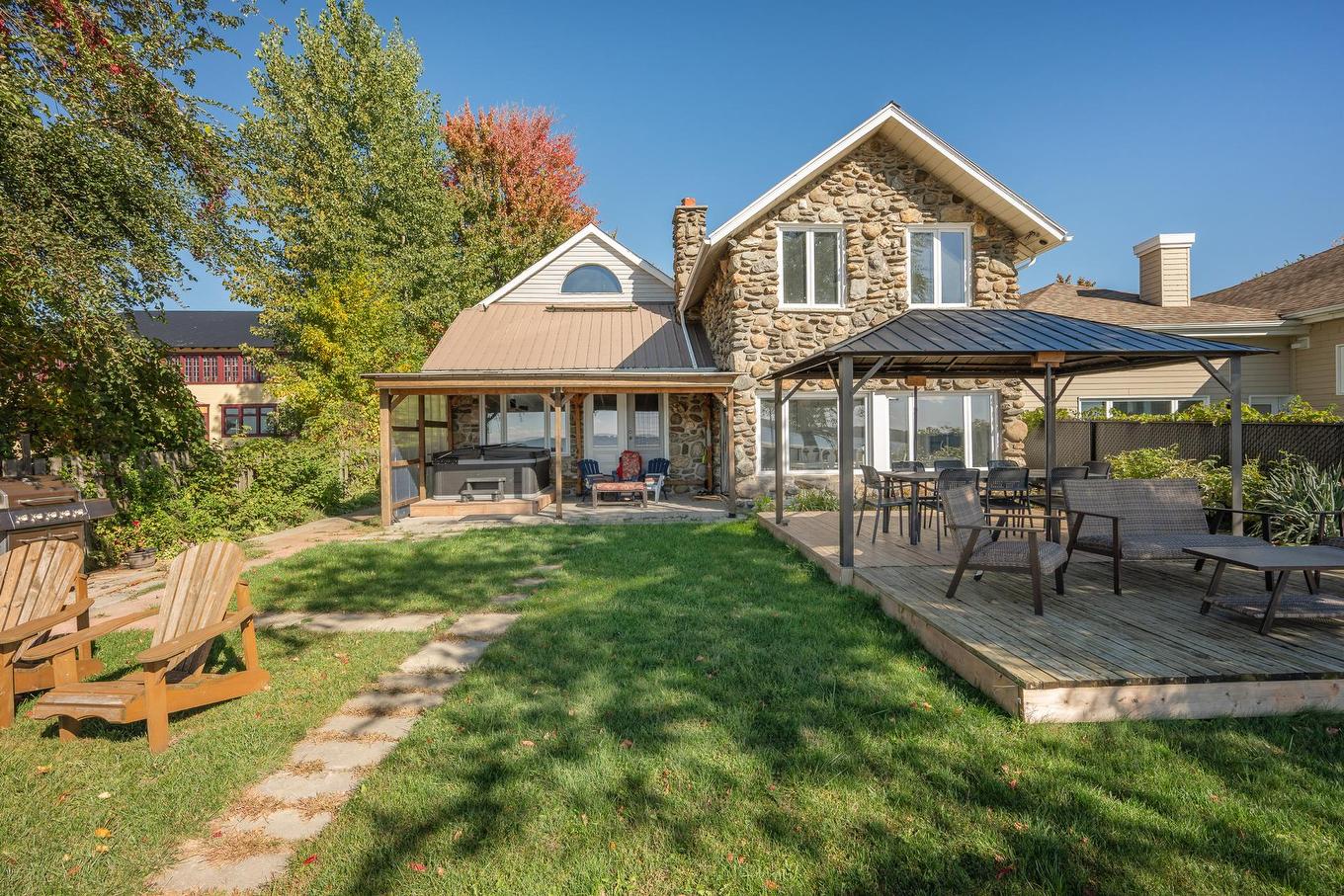 Face arrière - 27 Av. De Venise O., Venise-En-Québec, QC - Outdoor With Deck Patio Veranda