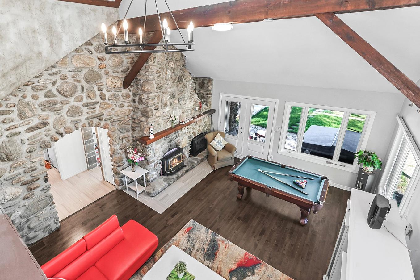 Vue d'ensemble - 27 Av. De Venise O., Venise-En-Québec, QC - Indoor With Fireplace