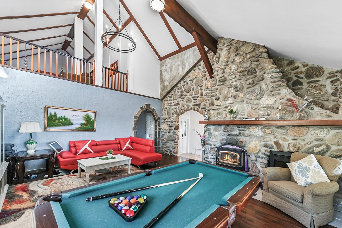 Salon - 27 Av. De Venise O., Venise-En-Québec, QC - Indoor With Fireplace