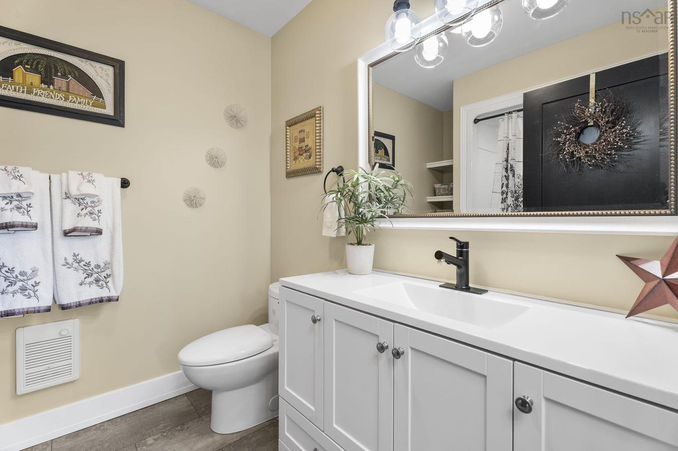 13691 Highway 1, Hants Border, NS