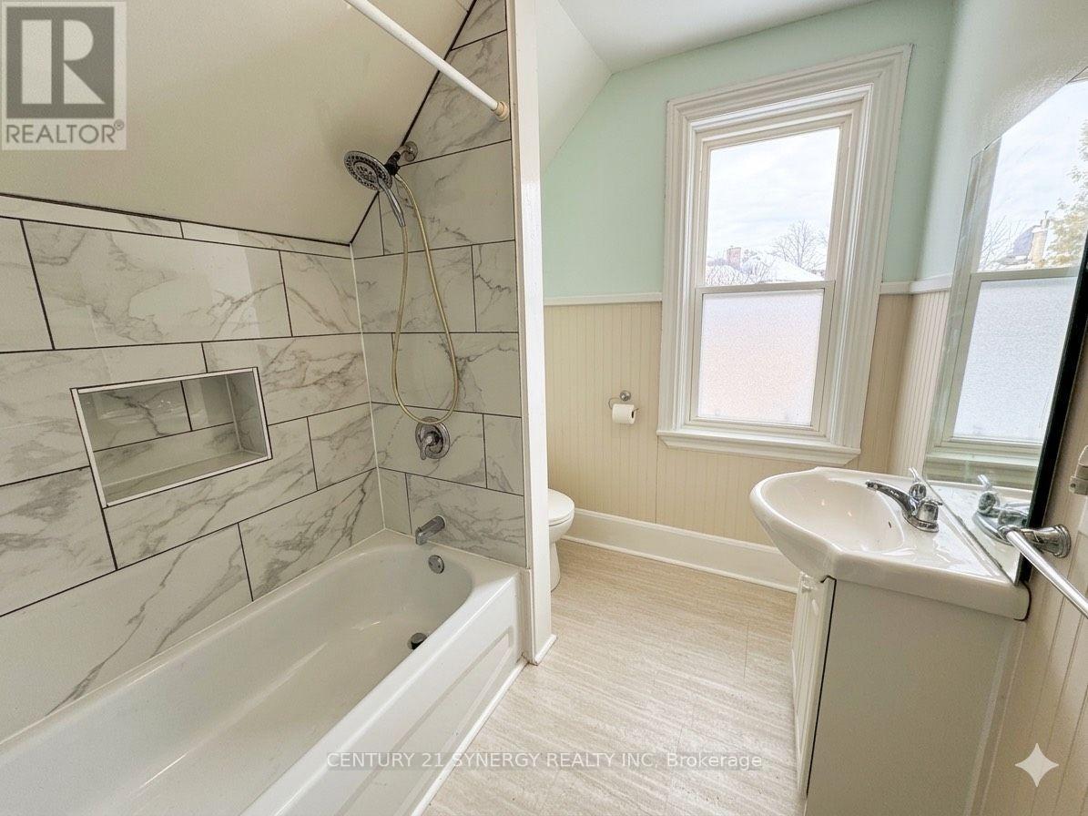 Colour enhanced - 25 Kensington Avenue, Smiths Falls, ON - Indoor Photo Showing Bathroom
