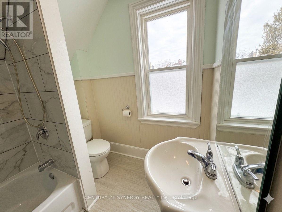 Colour enhanced - 25 Kensington Avenue, Smiths Falls, ON - Indoor Photo Showing Bathroom