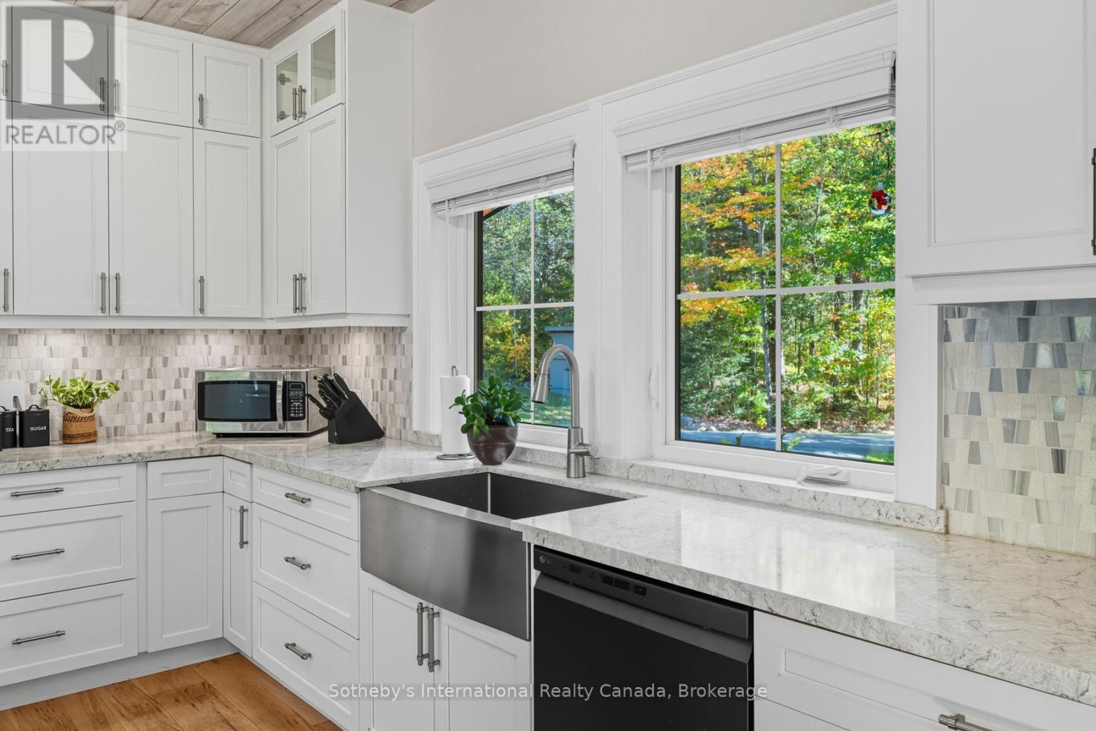 64 Bowyer Road, Huntsville (Chaffey), ON - Indoor Photo Showing Kitchen