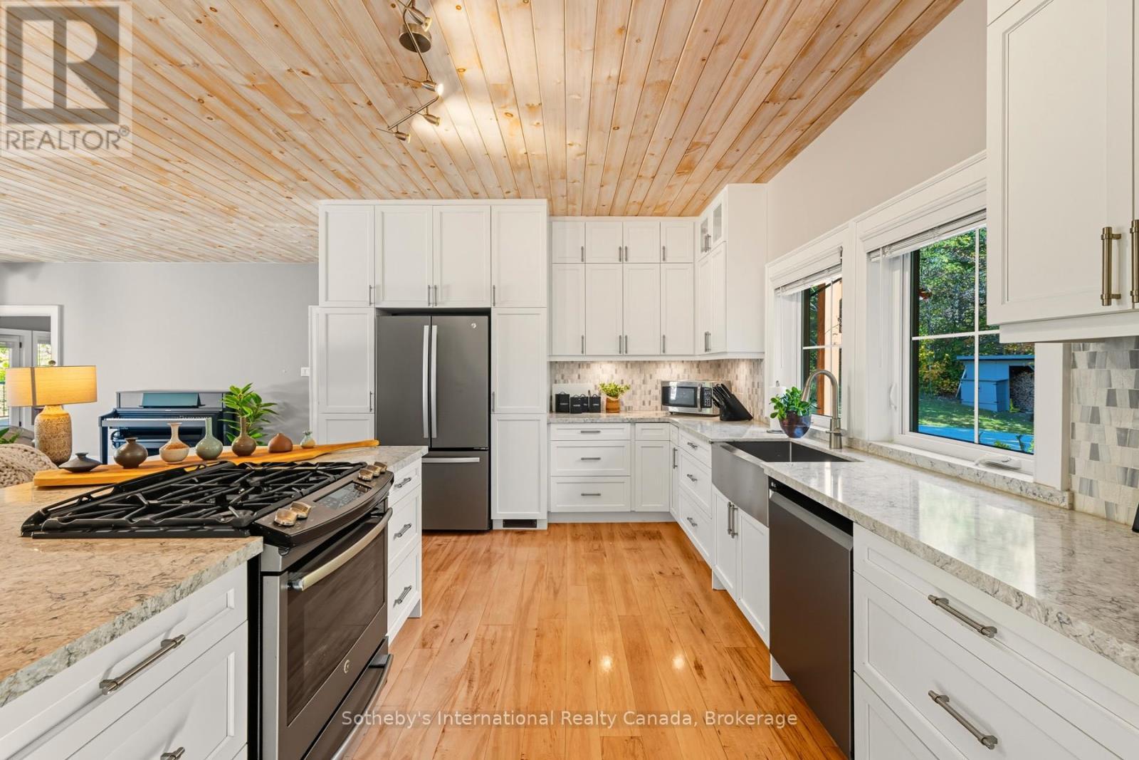 64 Bowyer Road, Huntsville (Chaffey), ON - Indoor Photo Showing Kitchen With Upgraded Kitchen