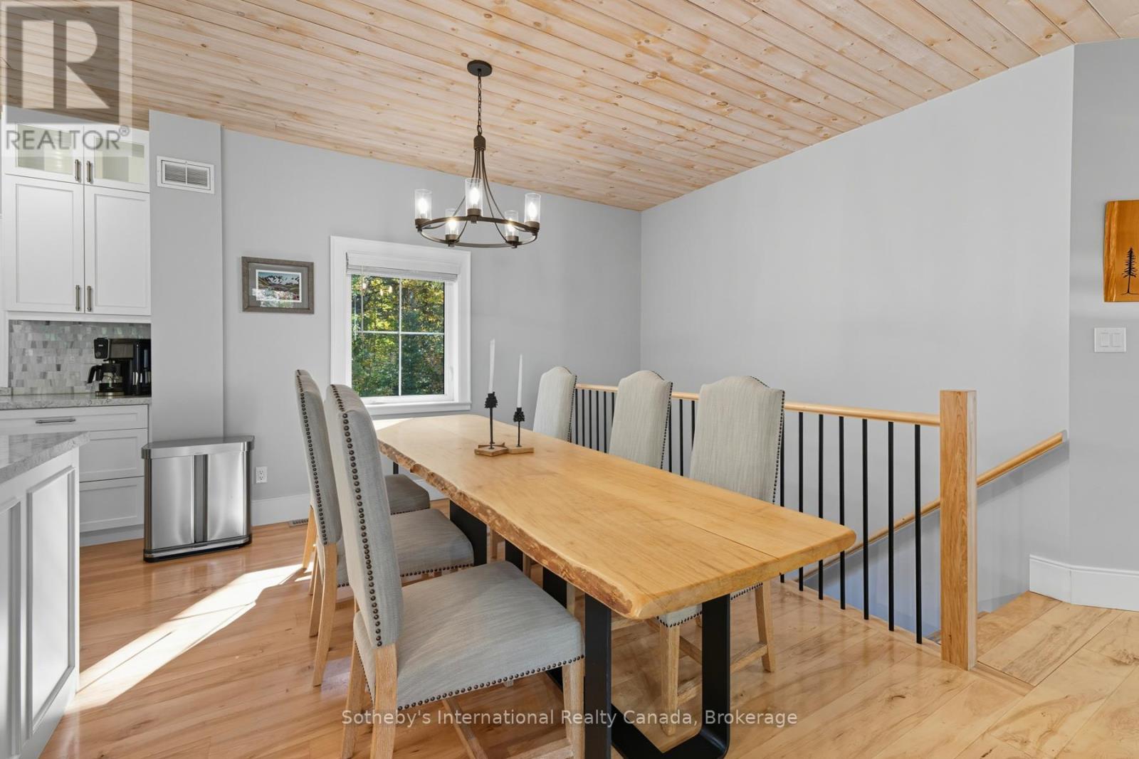 64 Bowyer Road, Huntsville (Chaffey), ON - Indoor Photo Showing Dining Room