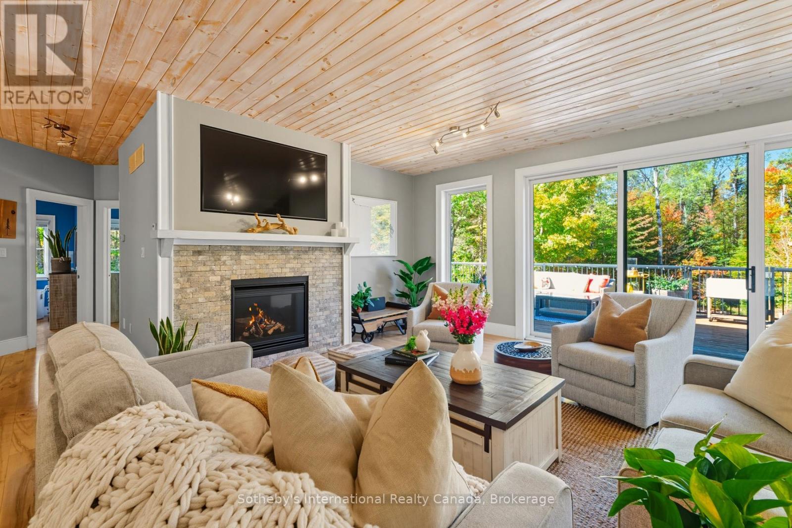 64 Bowyer Road, Huntsville (Chaffey), ON - Indoor Photo Showing Living Room With Fireplace