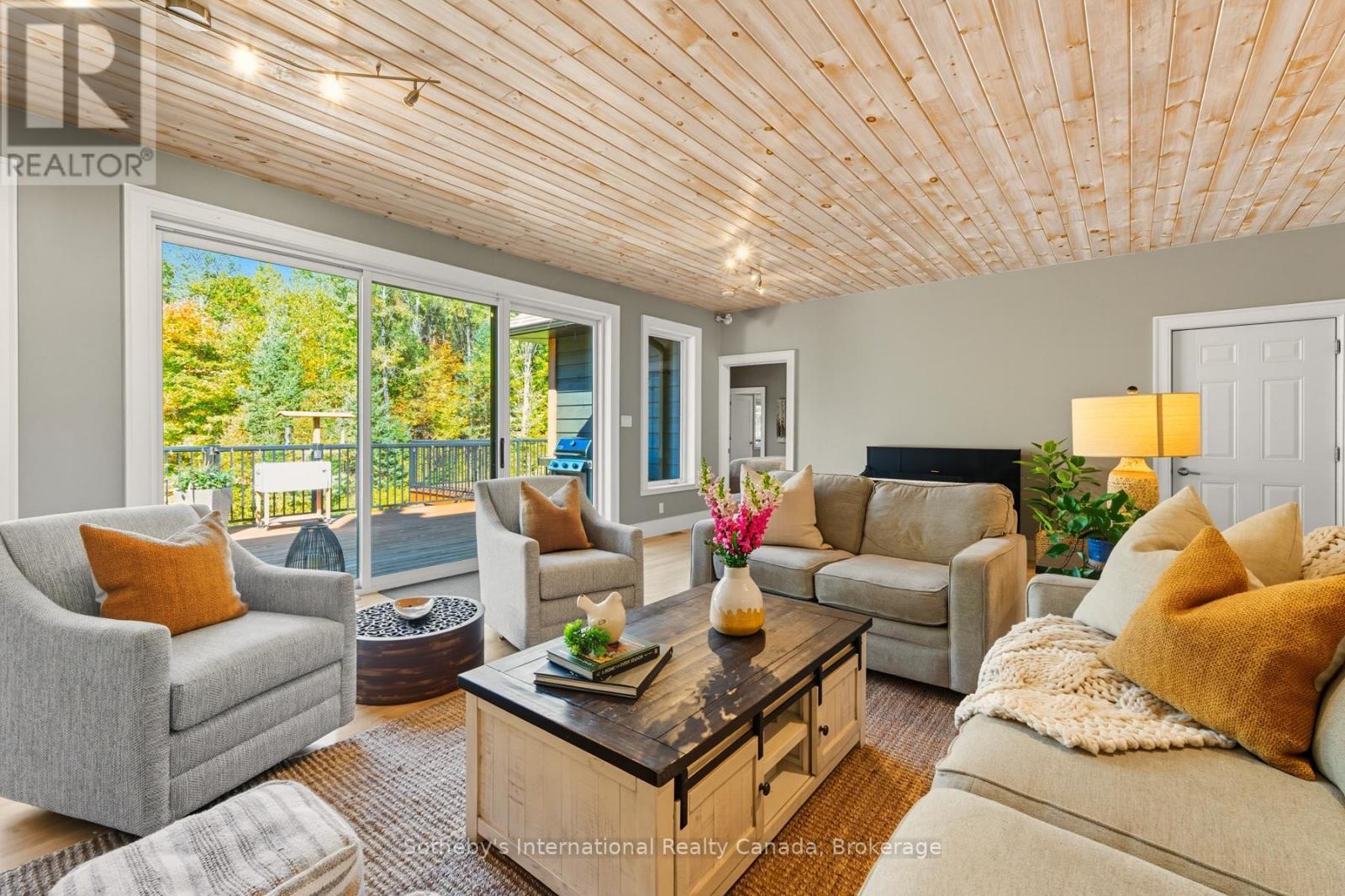 64 Bowyer Road, Huntsville (Chaffey), ON - Indoor Photo Showing Living Room