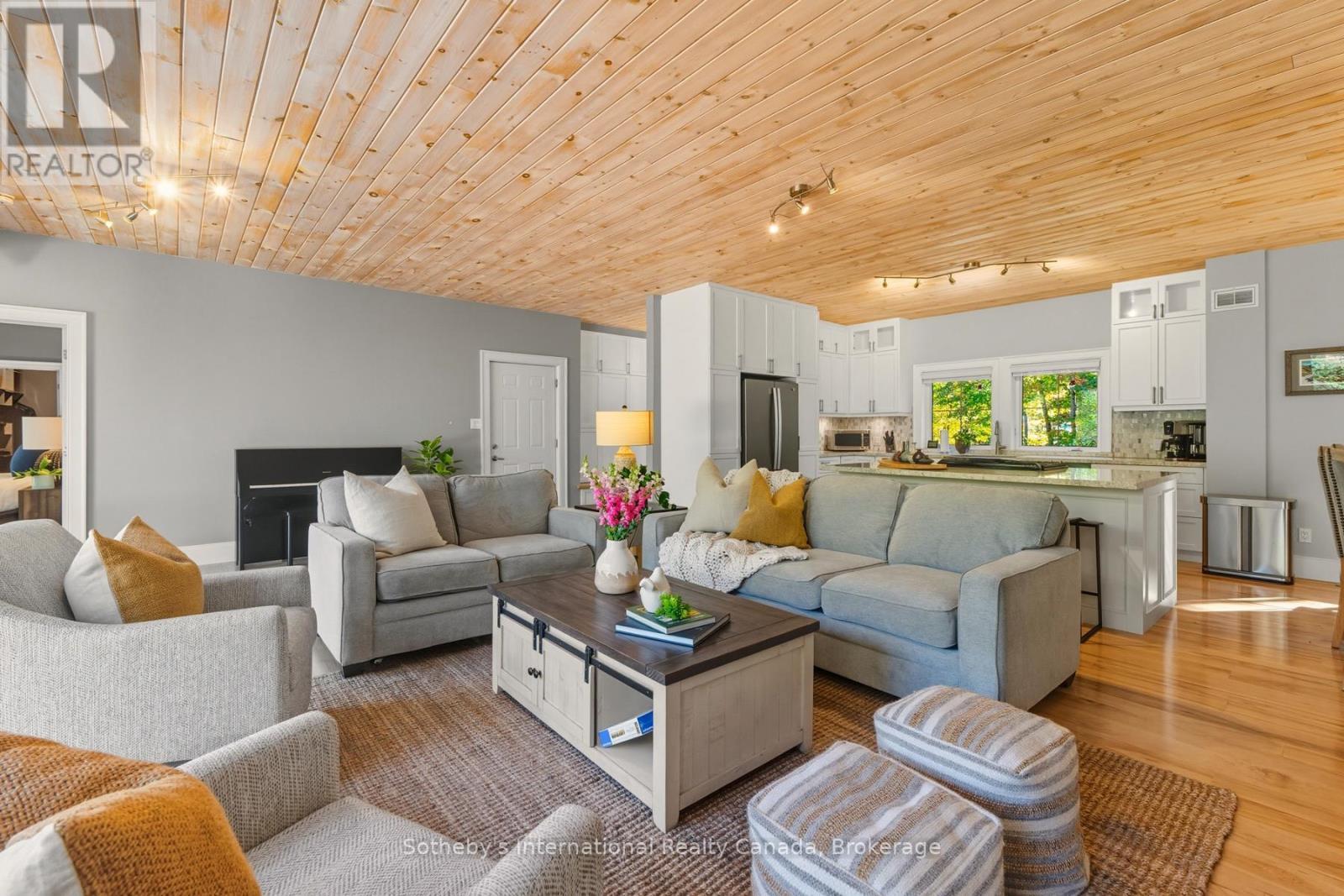 64 Bowyer Road, Huntsville (Chaffey), ON - Indoor Photo Showing Living Room