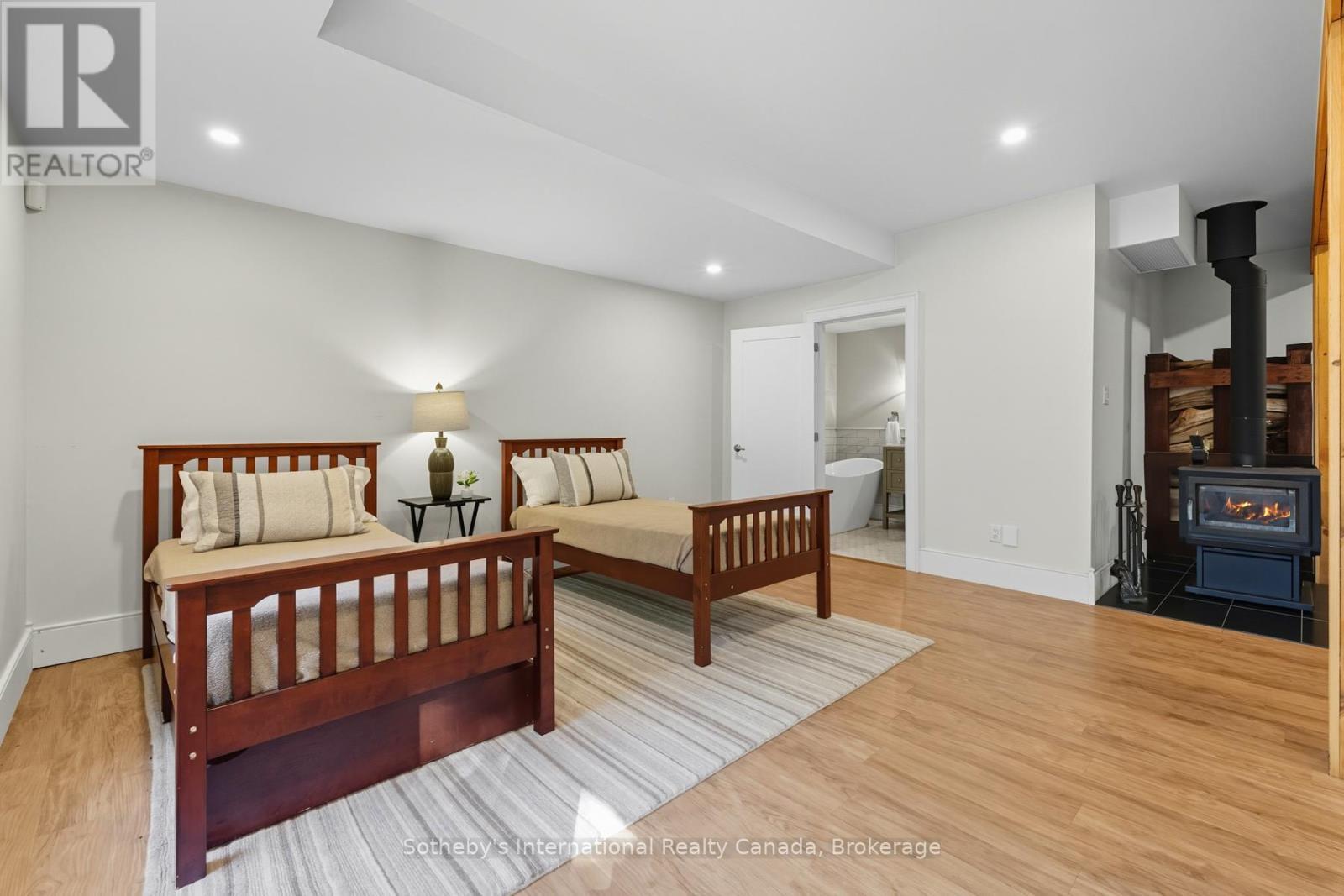 64 Bowyer Road, Huntsville (Chaffey), ON - Indoor Photo Showing Bedroom