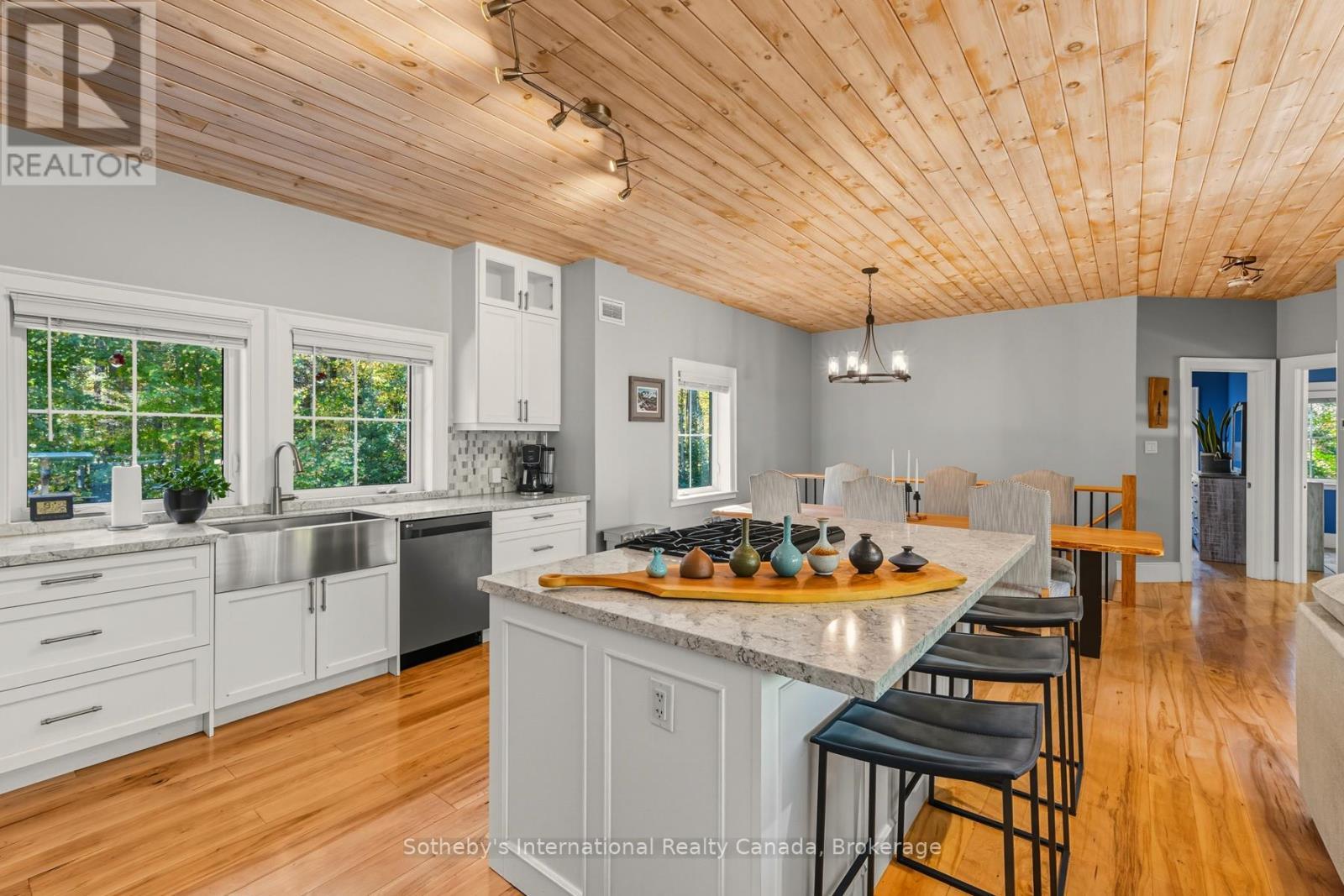 64 Bowyer Road, Huntsville (Chaffey), ON - Indoor Photo Showing Kitchen With Upgraded Kitchen