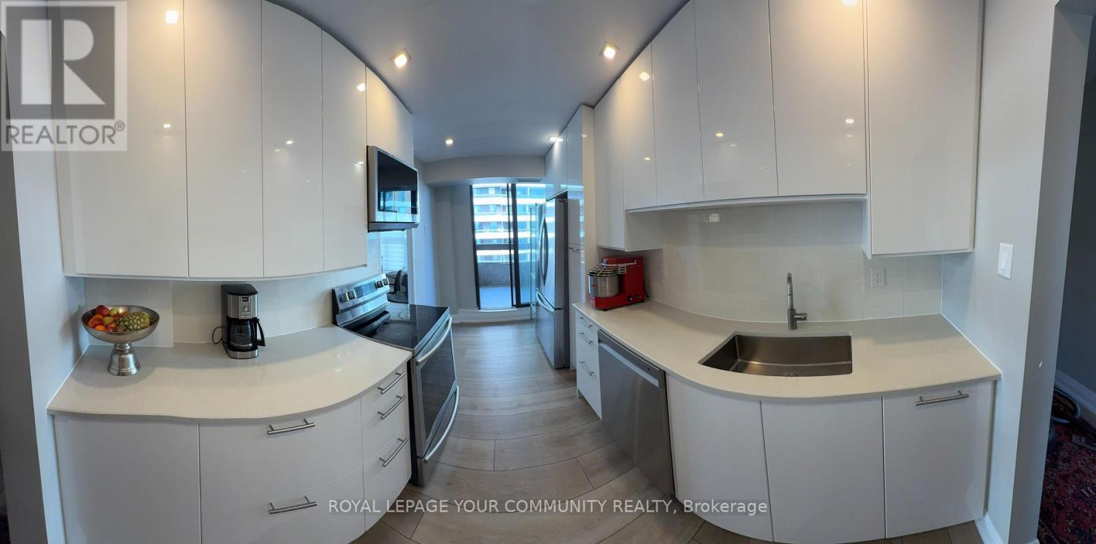 811 - 80 Quebec Avenue, Toronto, ON - Indoor Photo Showing Kitchen