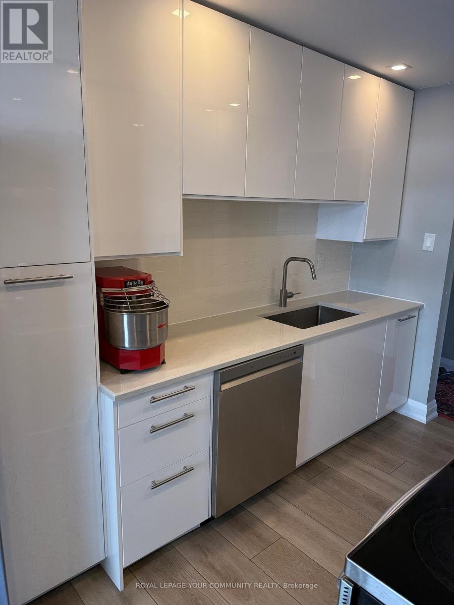 811 - 80 Quebec Avenue, Toronto, ON - Indoor Photo Showing Kitchen