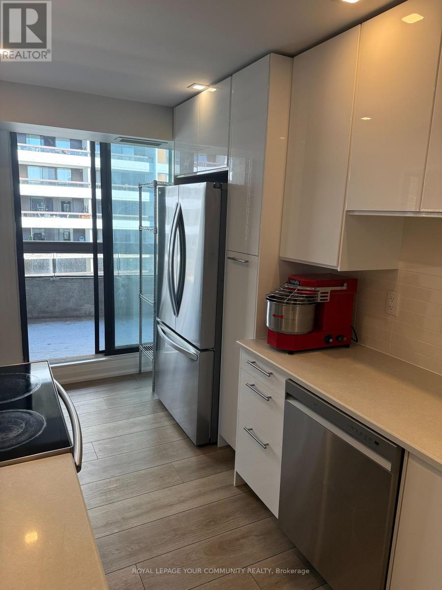 811 - 80 Quebec Avenue, Toronto, ON - Indoor Photo Showing Kitchen