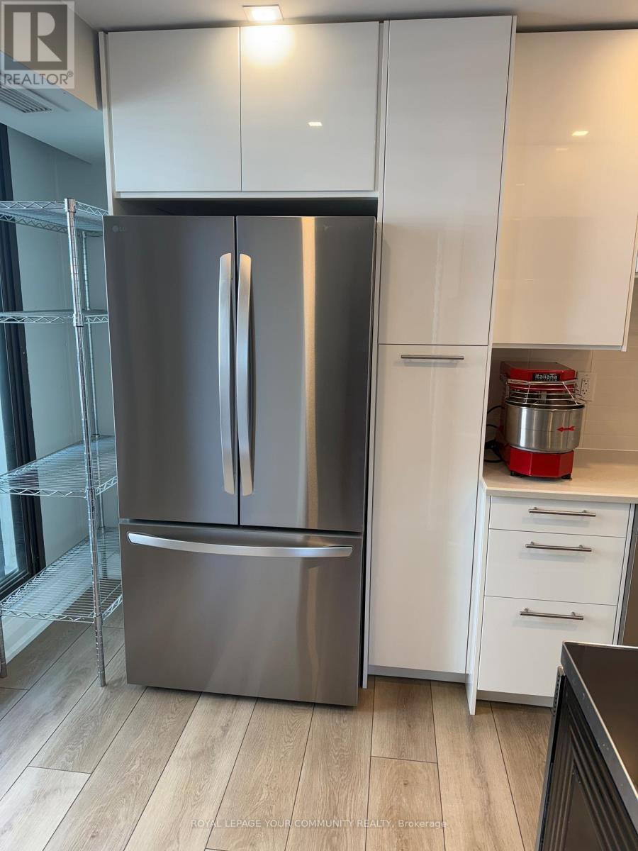 811 - 80 Quebec Avenue, Toronto, ON - Indoor Photo Showing Kitchen